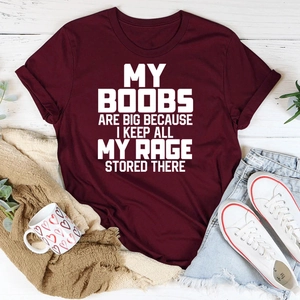 T-shirt in cotone bordeaux con scritte bianche su superficie di legno bianco piatto
