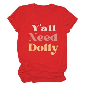 Détail de l'imprimé texte rétro Y'all Need Dolly sur t-shirt en coton rouge