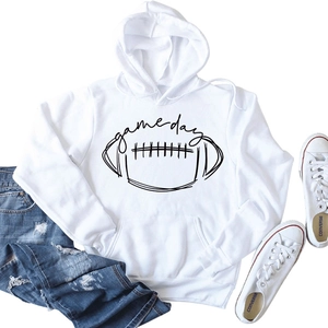 Mise à plat du sweat à capuche blanc Game Day avec jean et baskets en toile assortis
