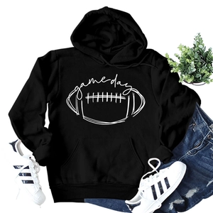 Hoodie noir Game Day style football à plat avec baskets et short en jean