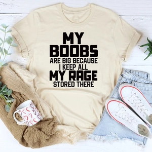 T-shirt da donna oversize color albicocca con stampa scritte su fondo in legno bianco