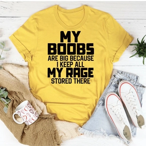 T-shirt in cotone giallo con scritta nera divertente stesa su sfondo di legno bianco
