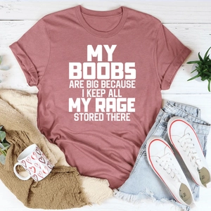Dettaglio della stampa con citazione su t-shirt oversize in cotone rosa antico