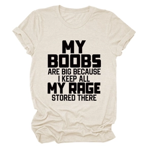 Dettaglio della stampa dello slogan su una t-shirt girocollo beige con testo nero
