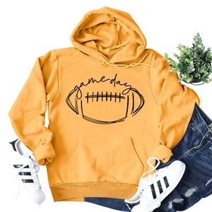 Détail de l'imprimé Game Day sur un sweat à capuche jaune moutarde avec poche frontale