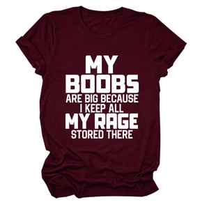 Dettaglio della maglietta bordeaux con lo slogan umoristico bianco My Boobs Are Big