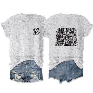 Vues avant et arrière du t-shirt gris avec citations et short en jean bleu délavé