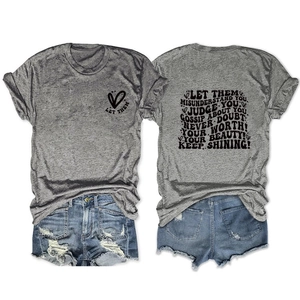 Ensemble t-shirt gris avec imprimé et short en jean bleu délavé à plat