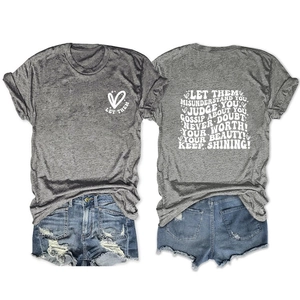 Détail du t-shirt gris avec motif de cœur et texte de motivation au dos du vêtement