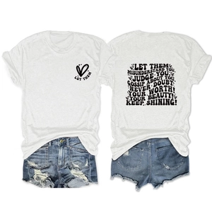 T-shirt blanc avec imprimé au dos et short en jean de style vintage américain