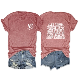 Vue avant et arrière du t-shirt rose avec l'imprimé 'Let Them Misunderstand' dessus