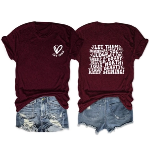 Détails avant et arrière du t-shirt bordeaux à slogan et du short en jean usé
