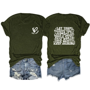 Détail du dos du t-shirt vert foncé avec lettrage blanc et short en jean effiloché