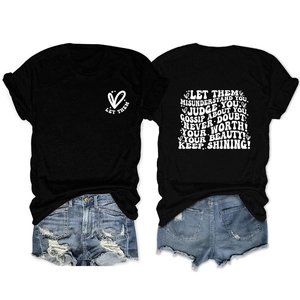 Vue avant et arrière du t-shirt noir avec impression de citation motivante blanche