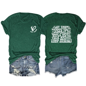 T-shirt vert avec imprimé cœur et short en jean bleu délavé posés à plat