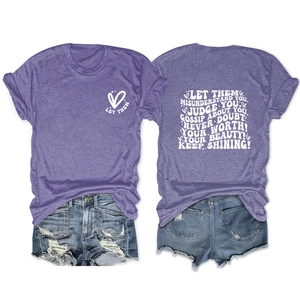Détail du t-shirt violet avec texte au dos et short en jean bleu à bords effilochés