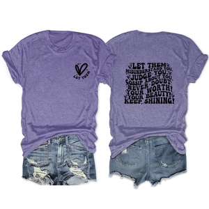 Détail du t-shirt violet en coton avec imprimé et du short en jean déchiré