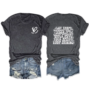 Détails avant et arrière du motif Let Them Misunderstand sur t-shirt gris et short
