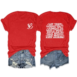 Détail d'un t-shirt rouge imprimé et d'un short en jean déchiré pour femmes en ensemble