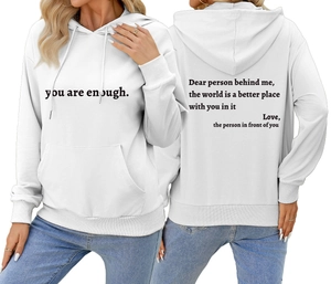 Détails d'un sweat à capuche blanc avec imprimé de lettres noires sur le devant et le dos