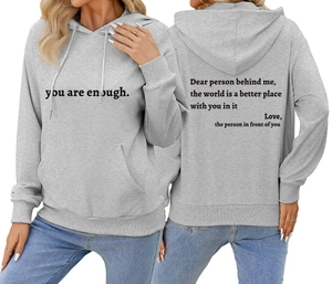 Vue détaillée avant et arrière du sweat à capuche gris clair avec texte et poche kangourou