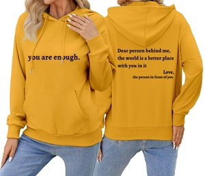 Détails avant et arrière du sweat à capuche jaune avec message Dear Person Behind Me