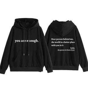 Détail du texte inspirant au dos et poche kangourou sur sweat à capuche noir