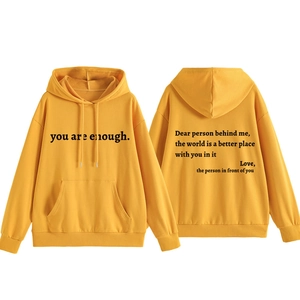 Vue avant et arrière du sweat à capuche jaune gingembre avec texte de motivation au dos