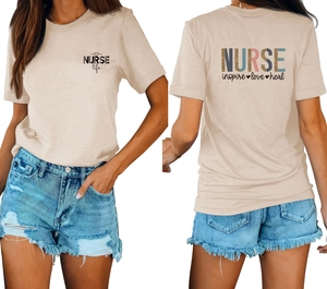 Vue recto-verso du t-shirt beige Nurse Life avec imprimé léopard et texte inspirant