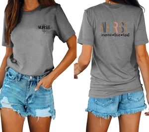 Détails recto-verso du t-shirt gris Nurse Life avec impression léopard et texte noir