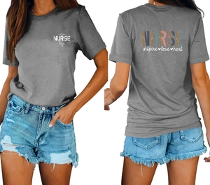 Détail montrant les impressions avant et arrière du t-shirt gris Nurse à manches courtes