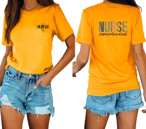 Détails avant et arrière d'un t-shirt orange pour infirmière avec texte léopard