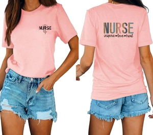 Vue avant et arrière du t-shirt rose infirmière avec graphique cœur et short bleu denim