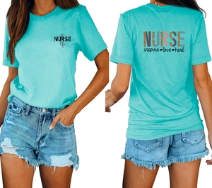 Vue détaillée avant et arrière du t-shirt infirmier bleu sarcelle avec imprimé léopard