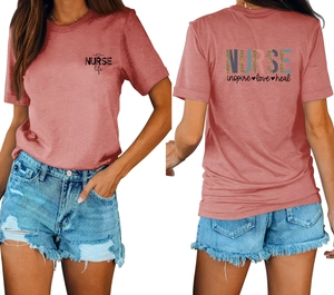 Vue avant et arrière du t-shirt rose Nurse Life avec motifs léopard et slogan