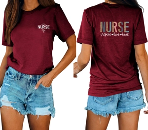 T-shirt infirmier bordeaux avec logo léopard et slogans à l'avant et à l'arrière