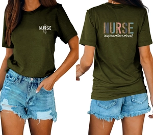 Détails recto-verso du t-shirt vert foncé Nurse Life avec imprimé léopard stylé