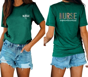 Vue détaillée avant et arrière du t-shirt vert Nurse Life en tissu de coton respirant