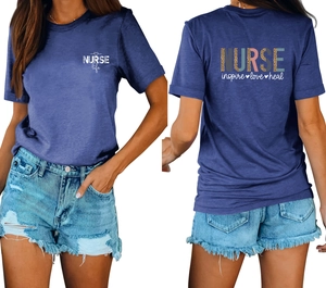 Détails du t-shirt bleu marine pour infirmière avec graphisme léopard sur le dos