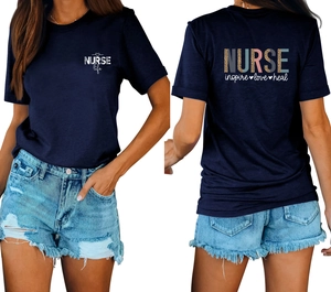 Détail de l'imprimé au dos du t-shirt Nurse Life avec motif léopard et slogan inspirant