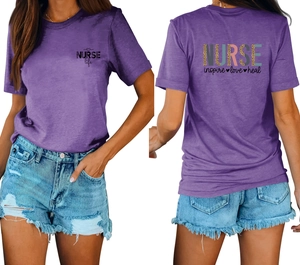 Vue avant et arrière du t-shirt violet pour infirmière avec motif léopard et floral