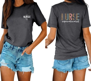 Détails du t-shirt Nurse Life avec imprimé léopard et texte inspirant inspire love heal
