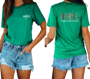 Détail du lettrage Nurse Life sur t-shirt vert assorti à un short en jean usé