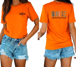 T-shirt infirmière orange vif avec graphismes léopard et texte inspire love heal