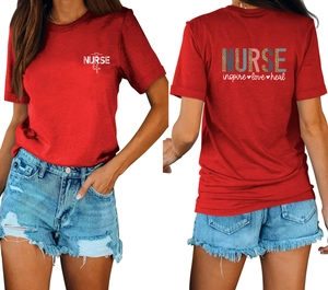 Vue avant et arrière du t-shirt rouge imprimé Nurse Life avec short en jean