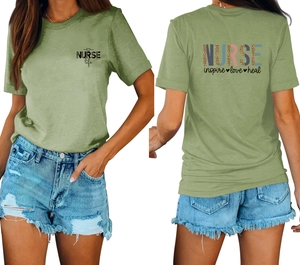 Détails avant et arrière du t-shirt vert gazon Nurse Life avec imprimé léopard