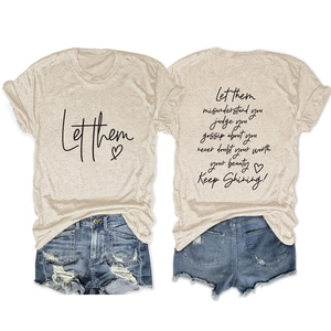 Dettaglio della t-shirt albicocca con stampa e pantaloncini di jeans con strappi set