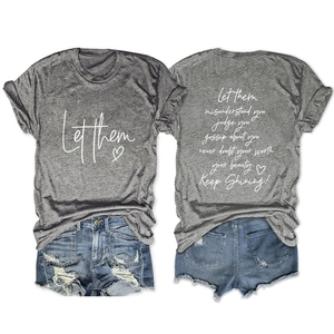 Vista fronte e retro della maglietta in cotone grigio con stampa e pantaloncini denim