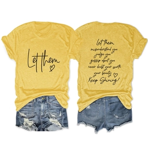 Dettaglio fronte e retro della T-shirt gialla con scritta e degli shorts in denim usurati