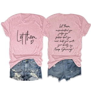 T-shirt rosa con stampa posteriore e pantaloncini di jeans blu strappati su fondo bianco